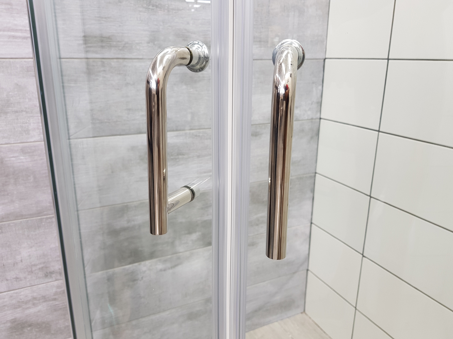 Quadrant Chrome Shower Enclosure With Sliding Door - 900 x 900 x 1850mm handles
