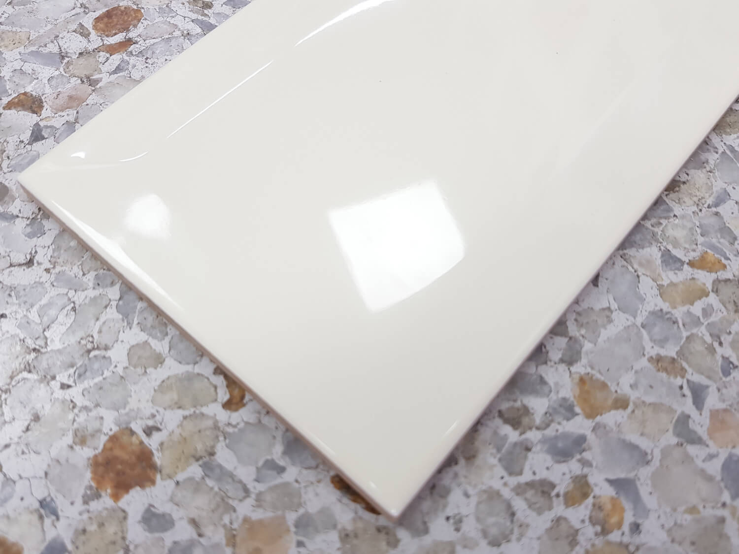 Bevelled Ivory Shiny Ceramic Wall Tile 100 x 300mm