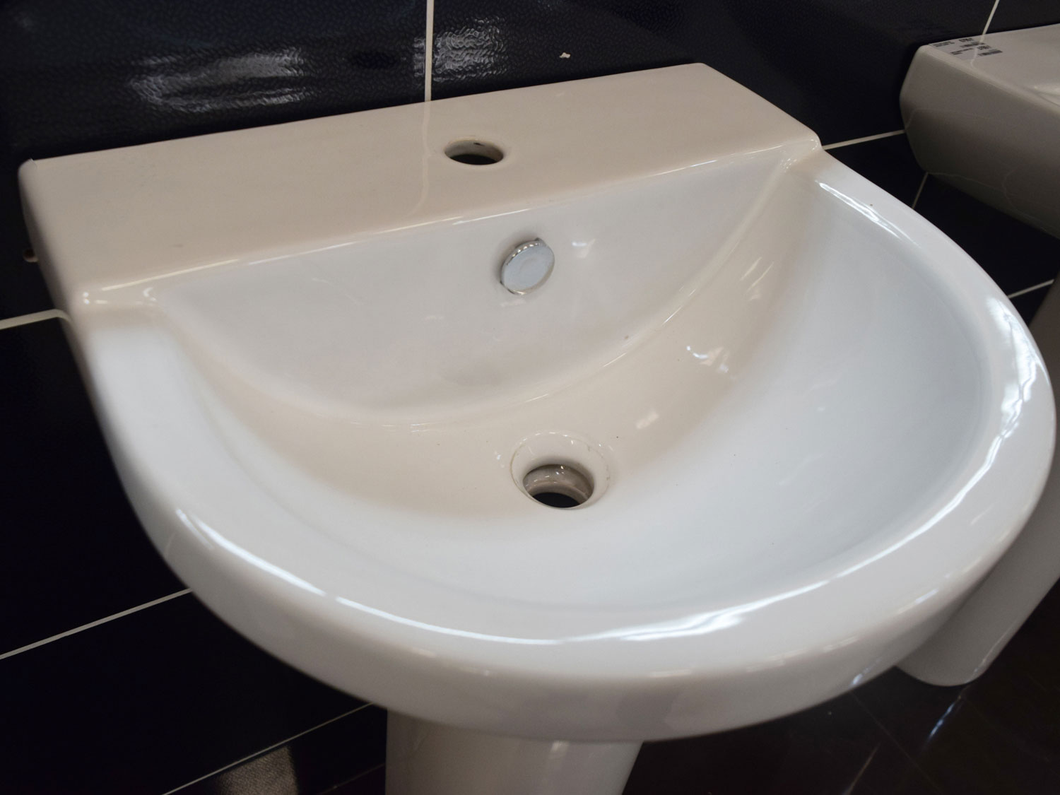 COTTO Living White Wall Mounted Basin